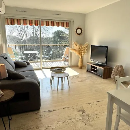 Magnifique F2 - 3 Piscines - 48 M2 Appartement *